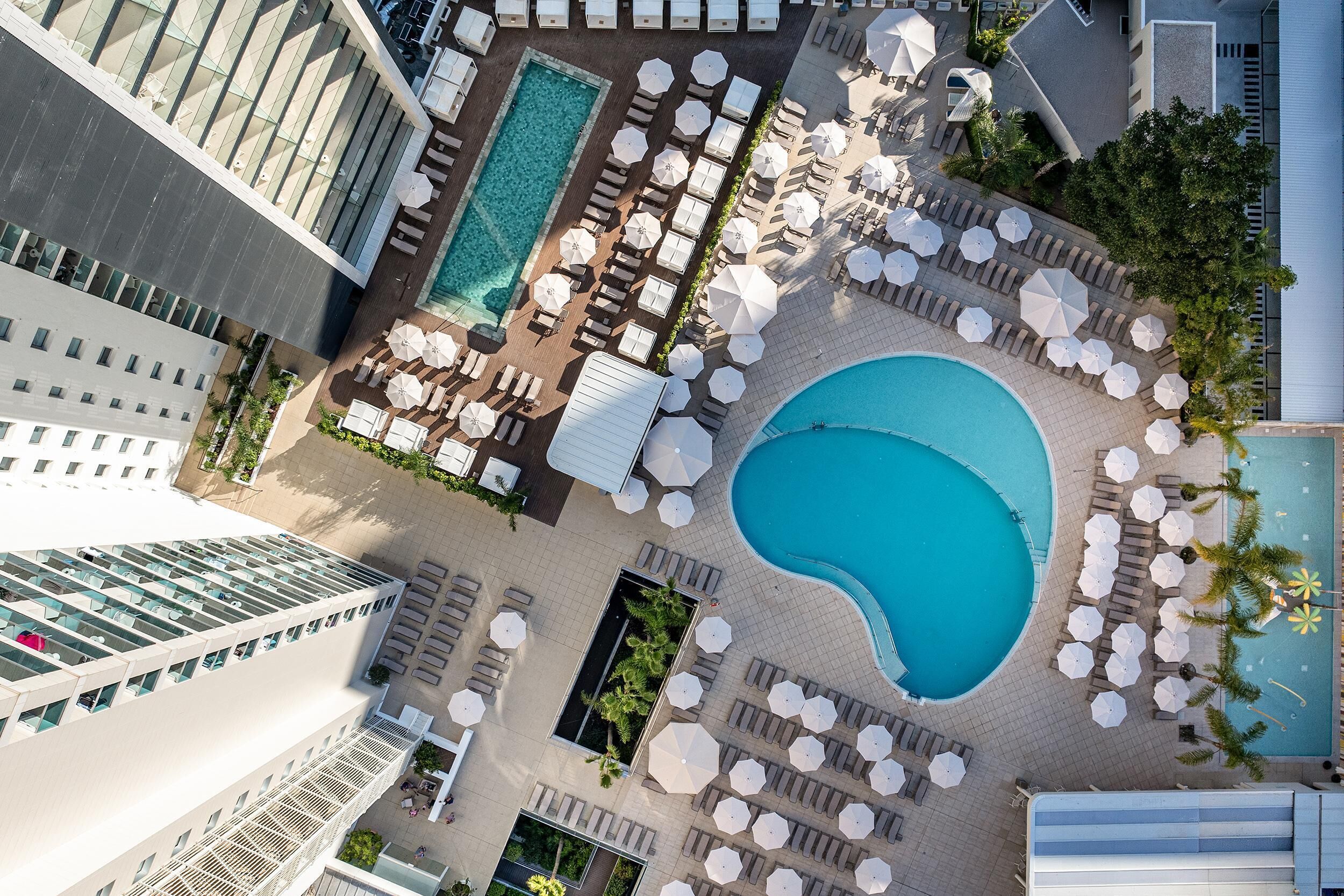 Una piscina al aire libre (de 09:00 a 20:00), sombrillas, tumbonas