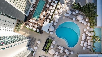Una piscina al aire libre (de 09:00 a 20:00), sombrillas, tumbonas