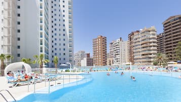 Piscine extérieure, parasols de plage, chaises longues
