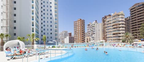 Piscine extérieure, accÚs possible de 9 h à 20 h, parasols