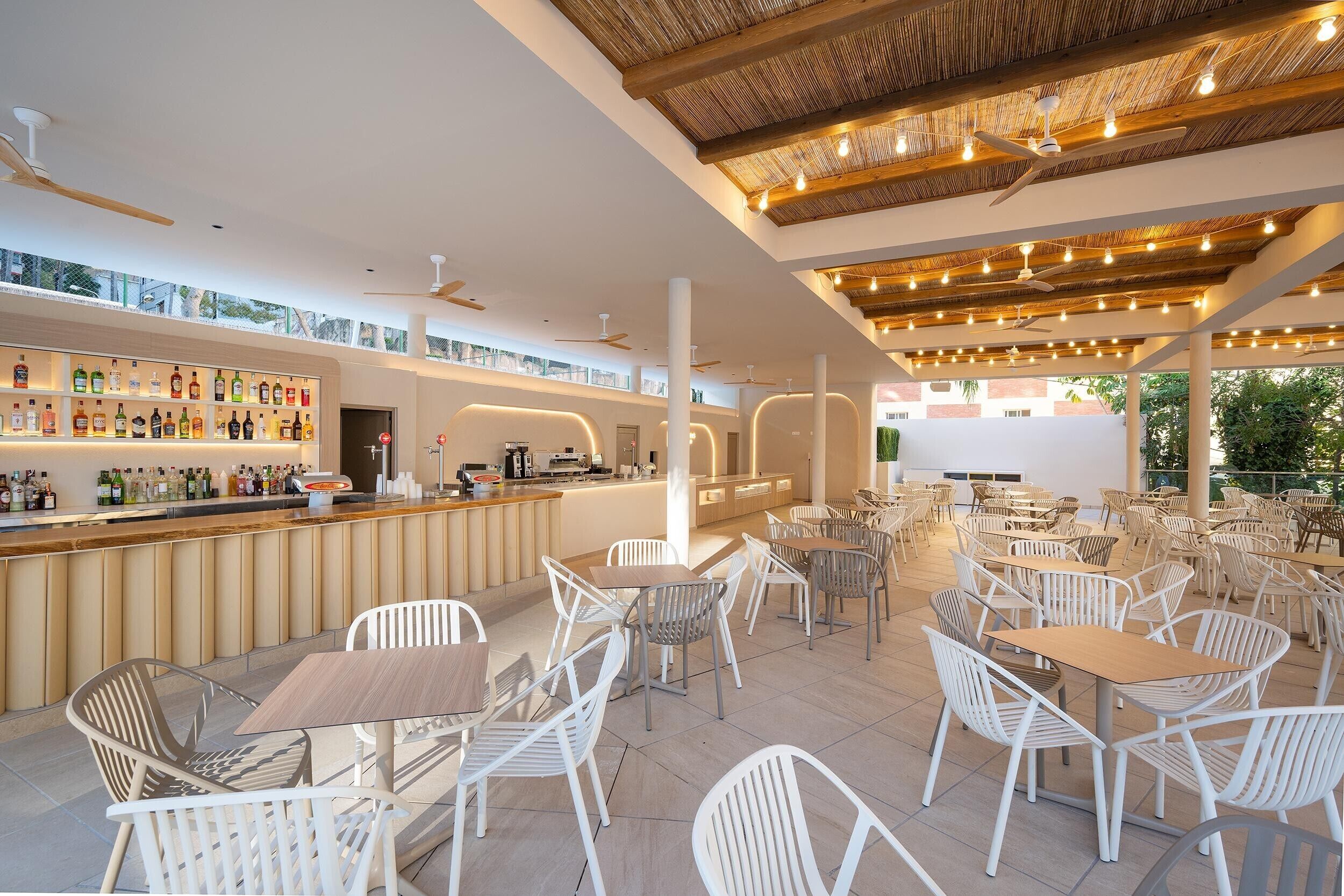 Un espace bar avec un comptoir et des sièges.