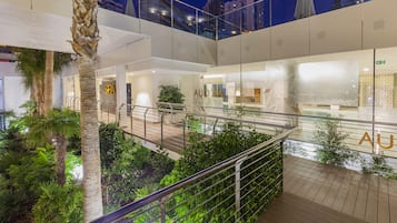 Sauna, hot tub, steam room