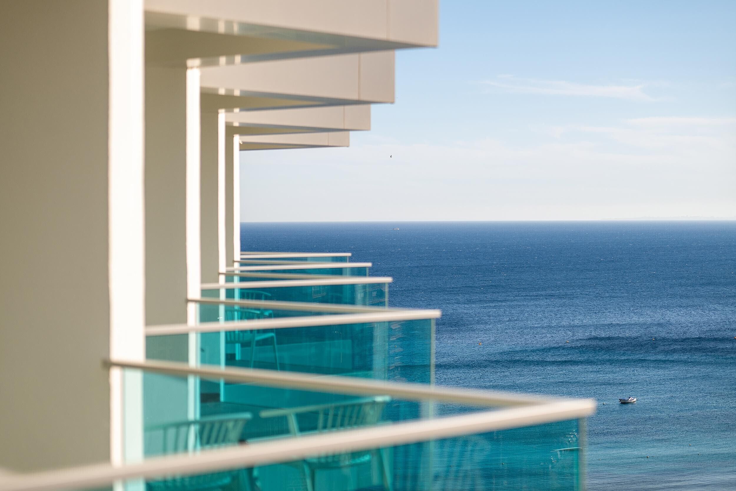 Un balcon avec vue sur l’océan.