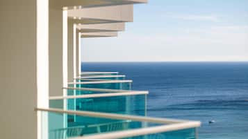 Un balcon avec vue sur l’océan.