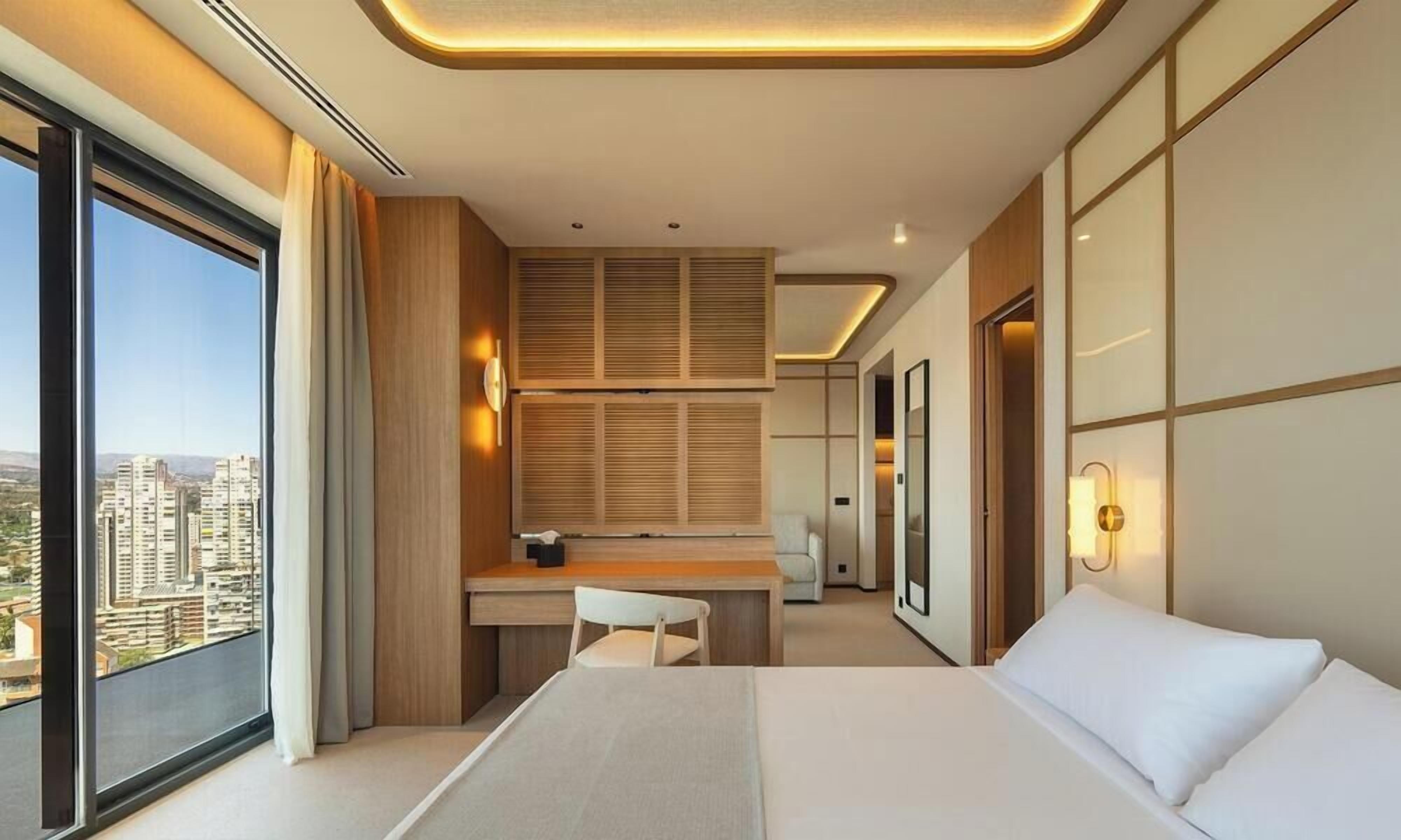 Edredones de plumas, minibar, cortinas opacas