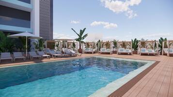 Een buitenzwembad, parasols bij het zwembad en ligstoelen