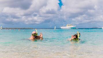 Yksityinen ranta, valkoista hiekkaa, aurinkotuoleja, rantapyyhkeitä