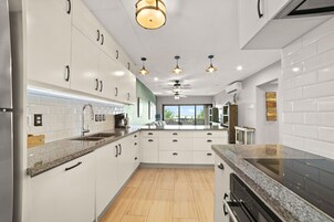 Apartamento, 2 quartos, vista para o oceano | Cozinha privada | Geladeira, micro-ondas, fogão, cooktop