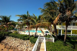 Una piscina al aire libre, sombrillas