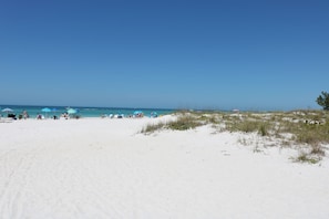 Privéstrand vlakbij, ligstoelen, strandlakens