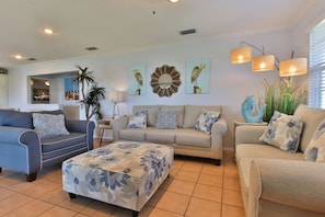 Superior kamer, 2 slaapkamers, uitzicht op het strand | Woonruimte | Een 32-inch flatscreentelevisie met kabelzenders en televisie