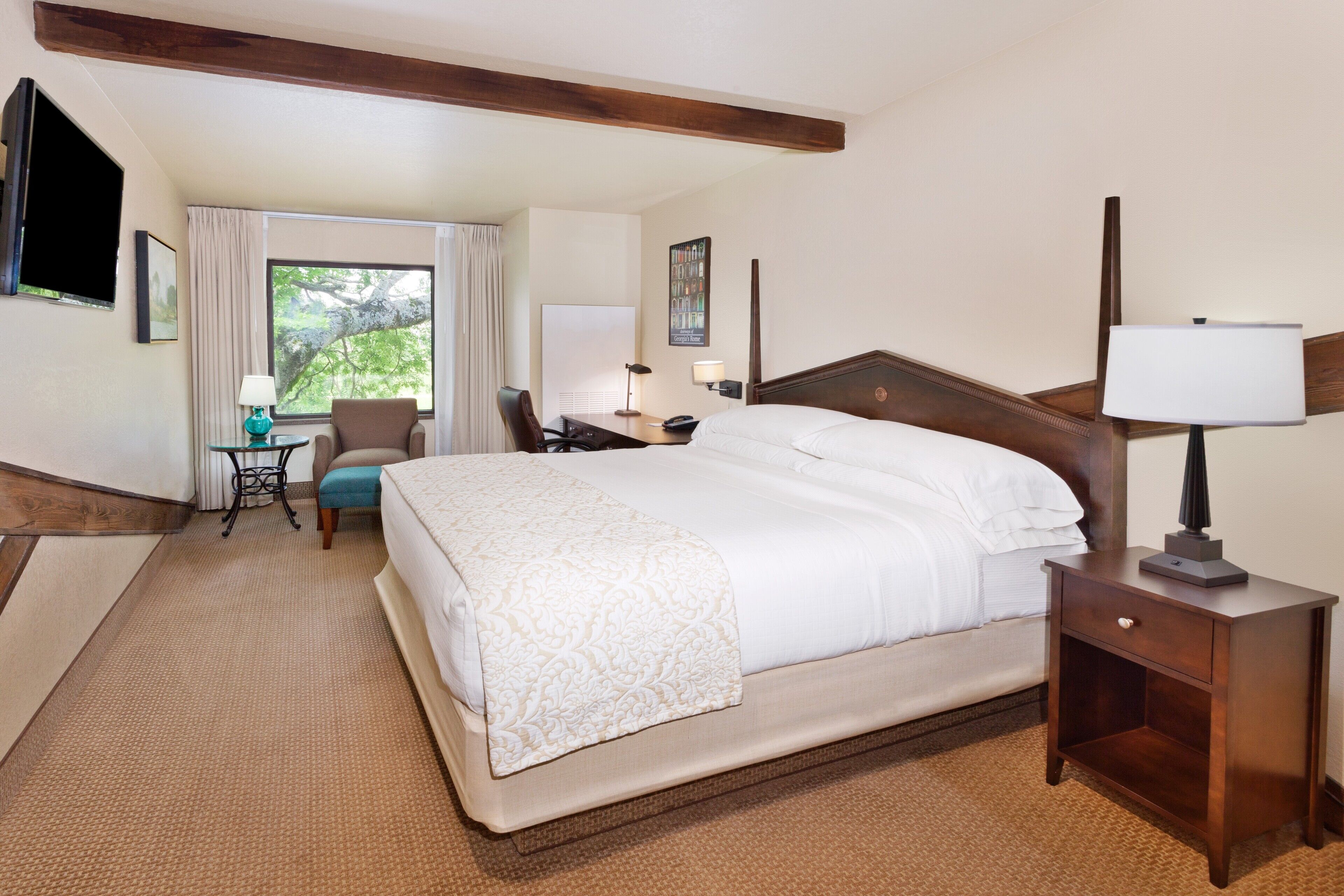 Quarto, 1 cama King, para não fumantes, vista para o rio | Cofres nos quartos, escrivaninha, ferros/tábuas de passar roupa