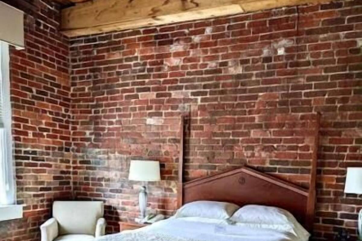 In-room safe, desk, iron/ironing board, free WiFi