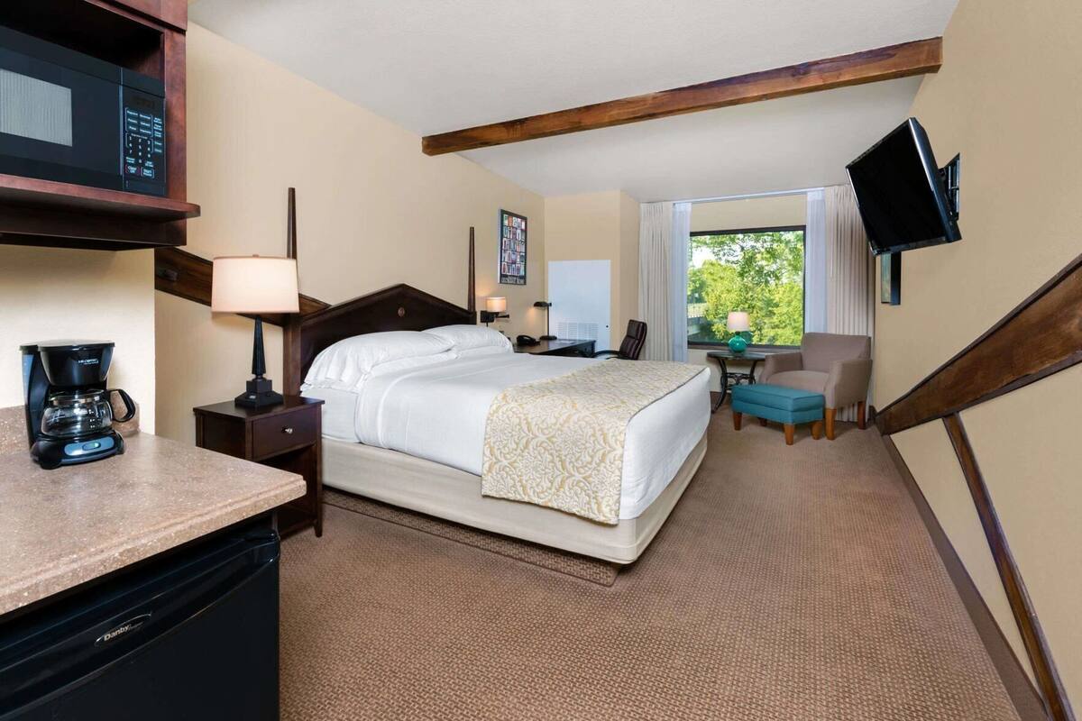 In-room safe, desk, iron/ironing board, free WiFi