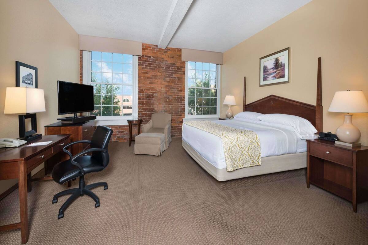 In-room safe, desk, iron/ironing board, free WiFi