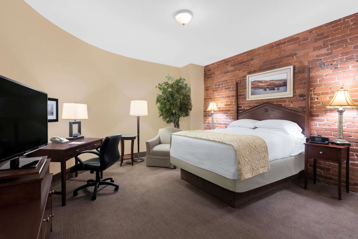 In-room safe, desk, iron/ironing board, free WiFi
