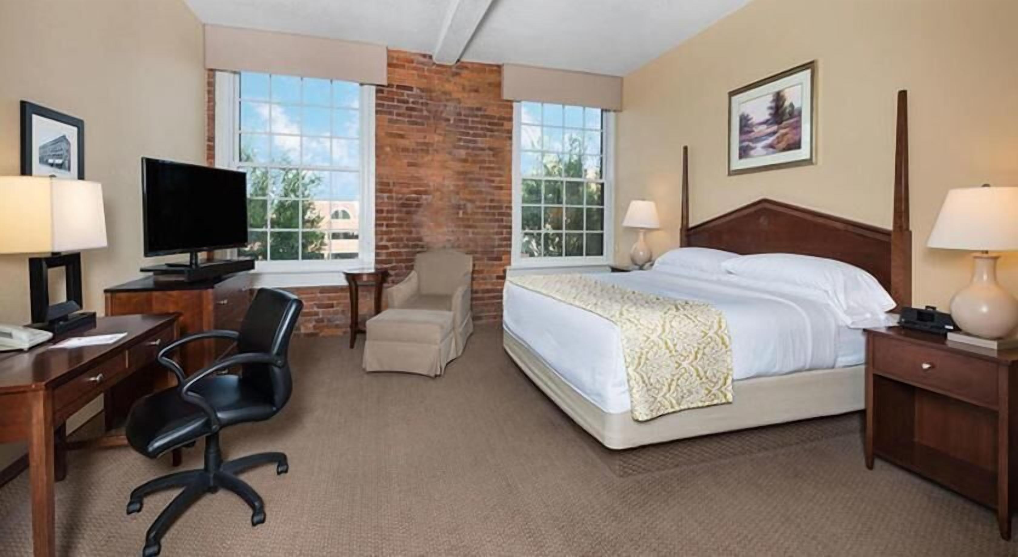 Coffre-fort, bureau, fer et planche à repasser, accès au Wi-Fi (inclus)