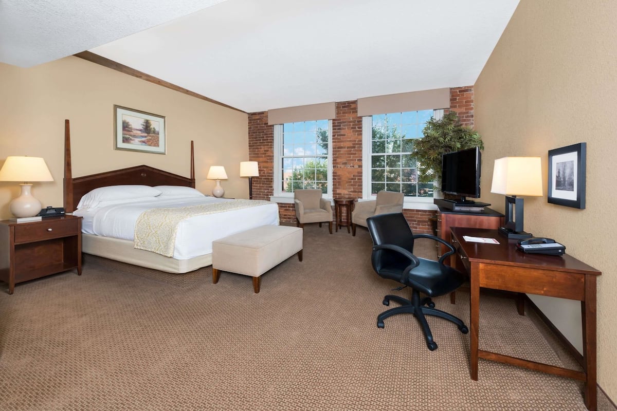 Room, 1 King Bed, Non Smoking | In-room safe, desk, iron/ironing board, free WiFi