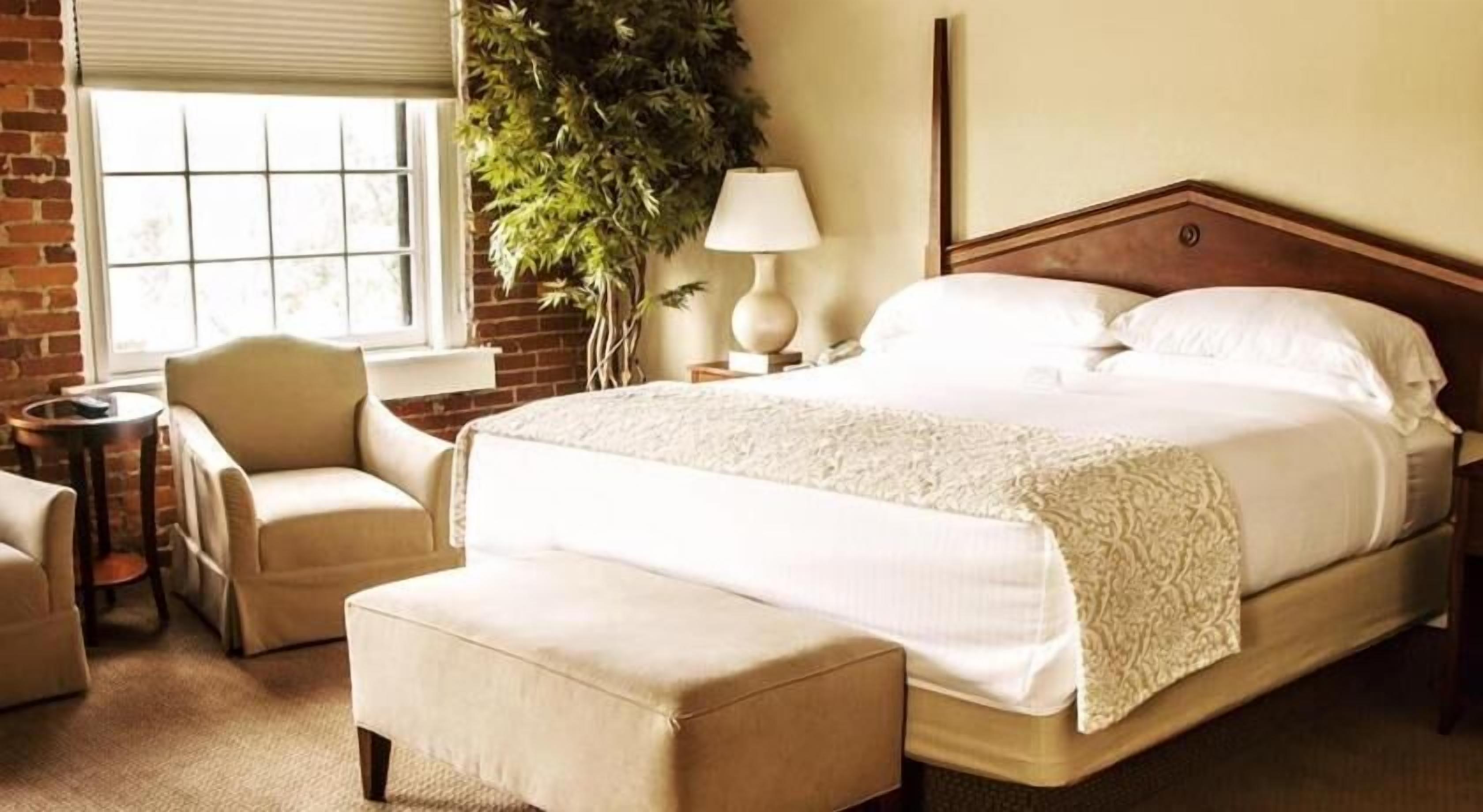 Coffre-fort, bureau, fer et planche à repasser, accès au Wi-Fi (inclus)