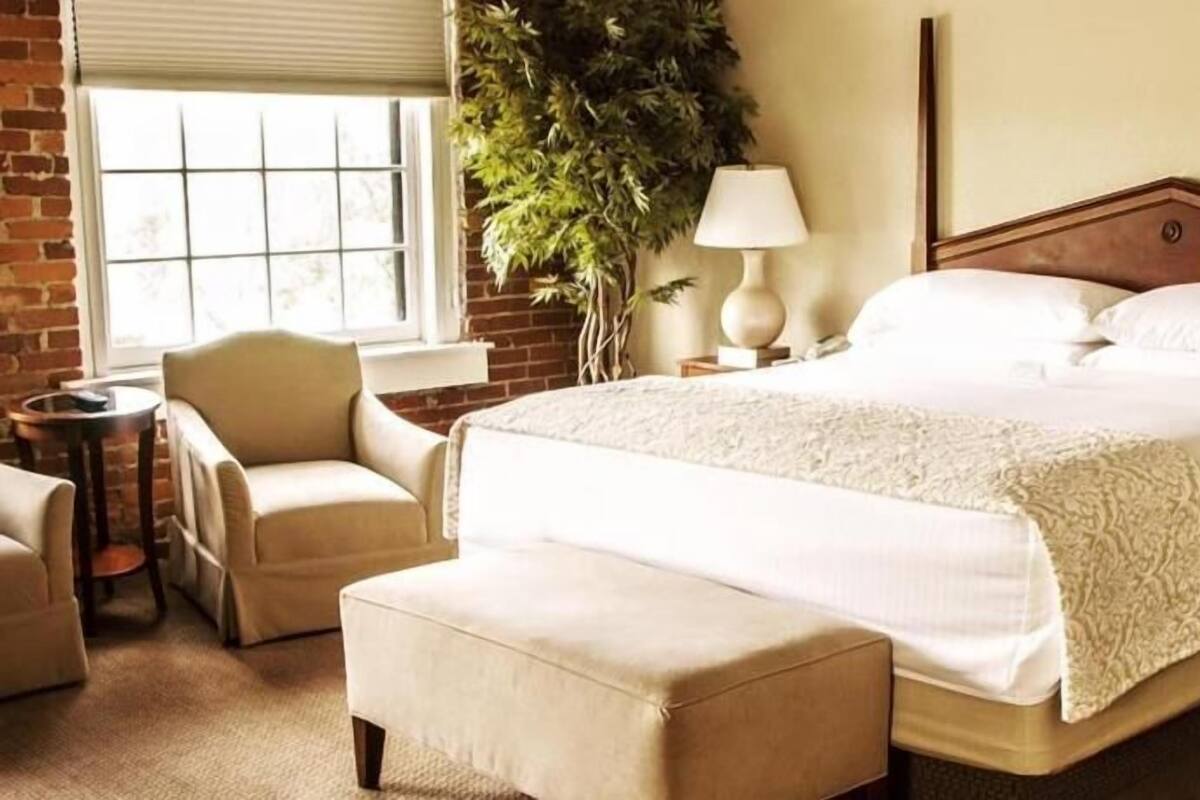 In-room safe, desk, iron/ironing board, free WiFi