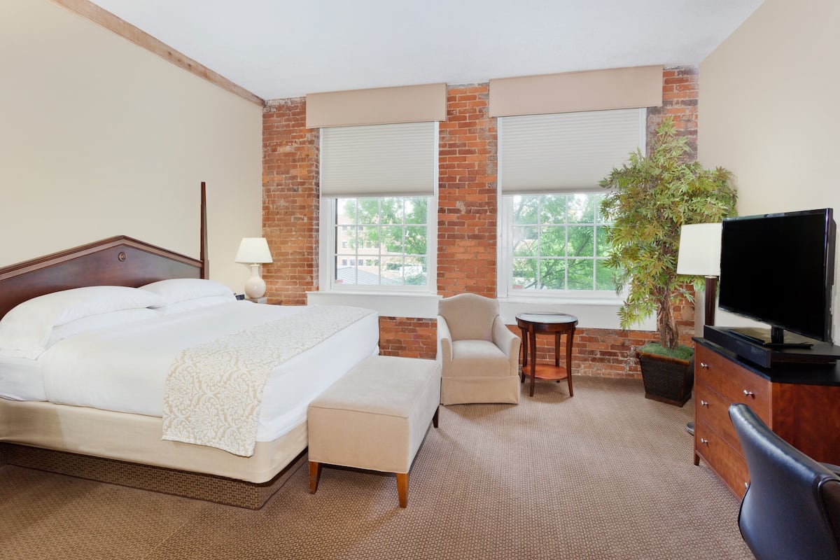 In-room safe, desk, iron/ironing board, free WiFi