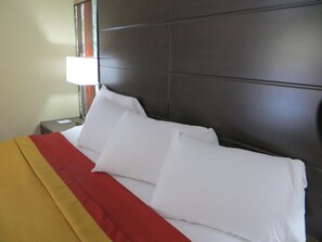 Ropa de cama hipoalergénica y tabla de planchar con plancha 