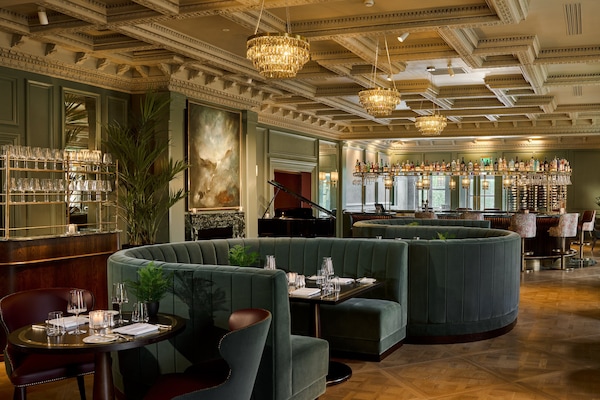 2 restaurants; lunch and dinner served