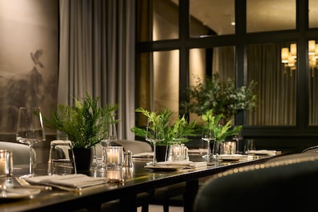 2 restaurantes; se sirven comidas