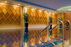 Una piscina cubierta