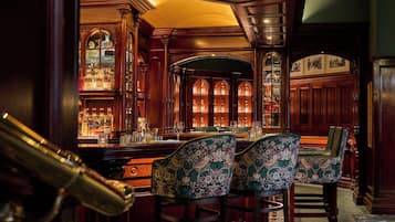 Garden views, serves lunch and dinner