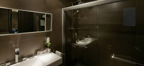 Shower, rainfall showerhead, hair dryer, towels - Hotel Constanza (Barcelona)