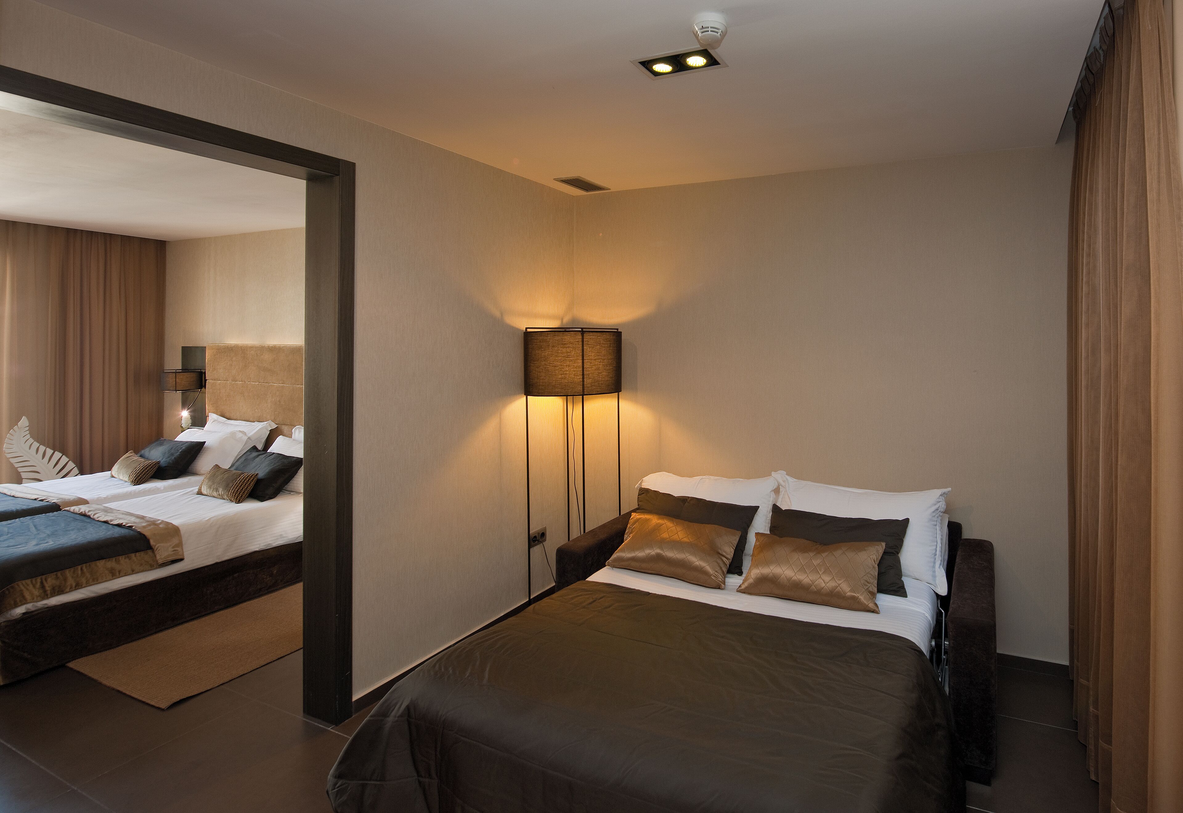 family room | minibar, in-room safe, desk, laptop workspace