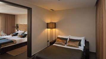 Kamar Keluarga | Minibar, brankas, meja kerja, dan ruang kerja ramah laptop