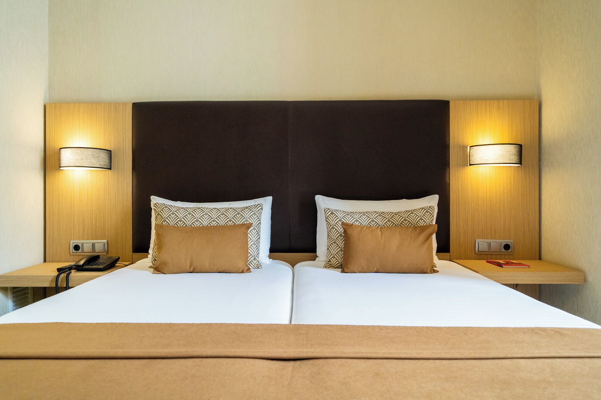 Habitación superior con 2 camas individuales | Minibar, caja de seguridad en la habitación y escritorio 