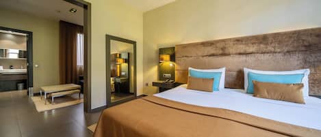 Superior Double Room | Minibar, in-room safe, desk, laptop workspace