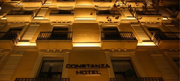 A hotel facade with multiple balconies and a sign reading "CONSTANTZA HOTEL". - Hotel Constanza (Barcelona)