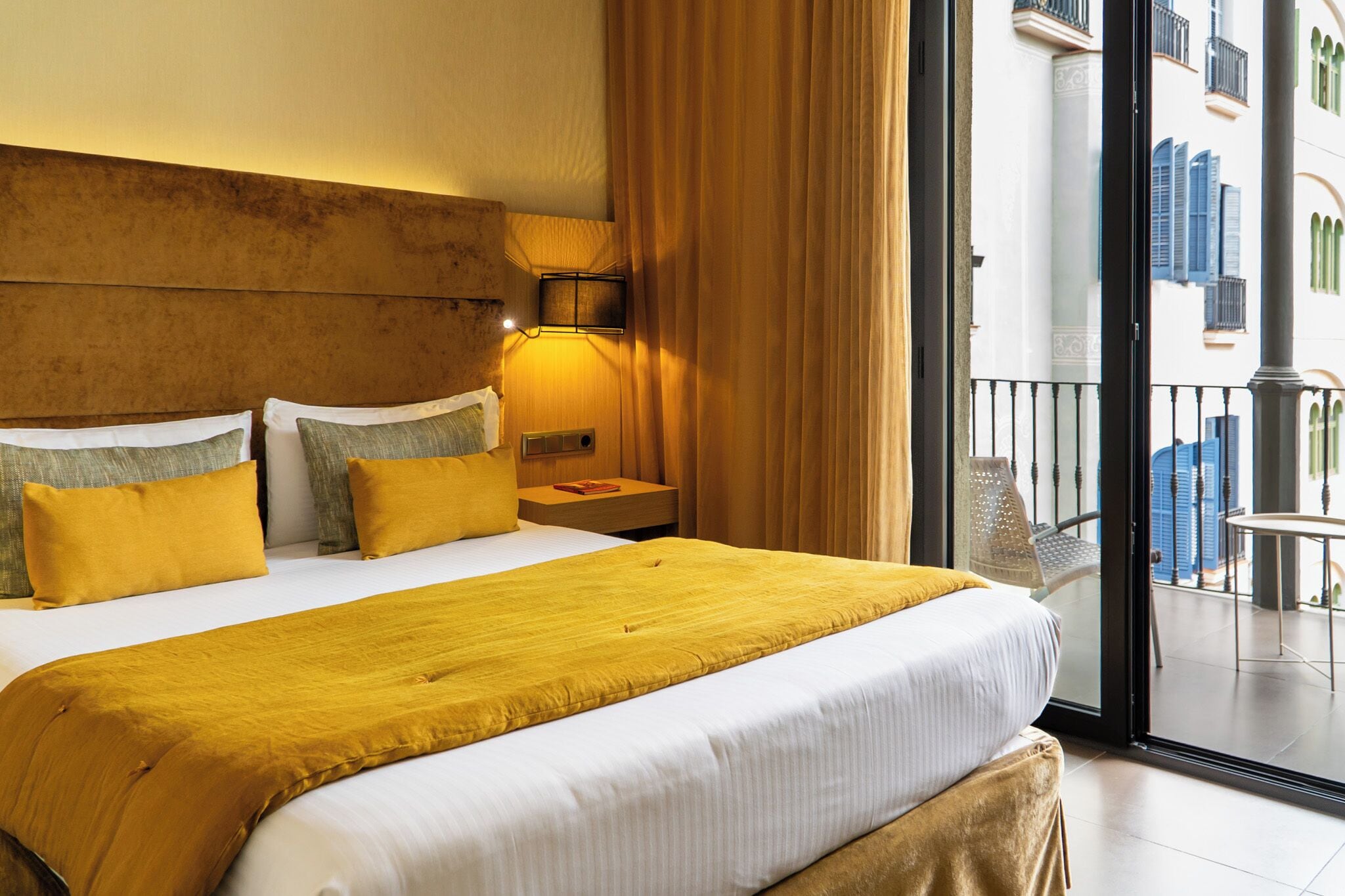 Habitación doble | Minibar, caja de seguridad en la habitación y escritorio 