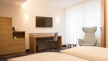 Phòng đôi Business | Bộ đồ giường cao cấp, minibar, két bảo mật tại phòng, bàn