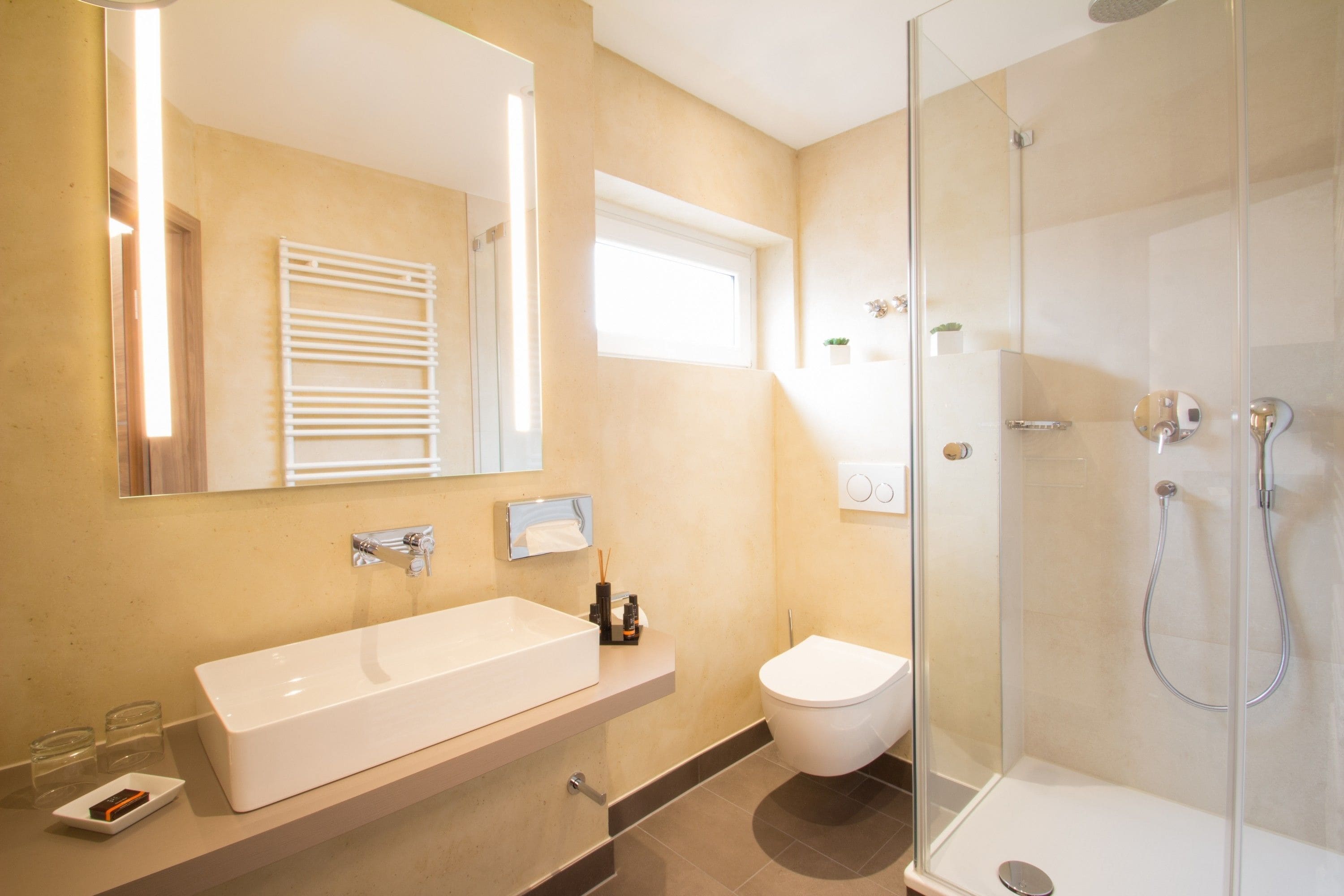 standard double room | bathroom | shower, free toiletries, hair dryer, towels