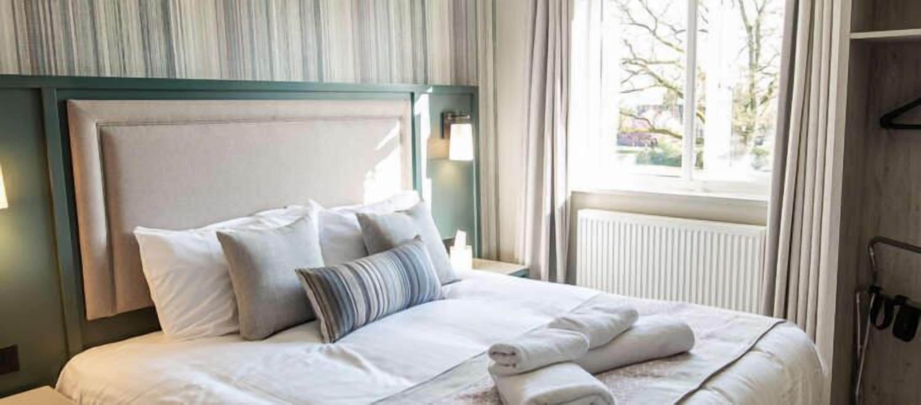 Desk, laptop workspace, iron/ironing board, free WiFi