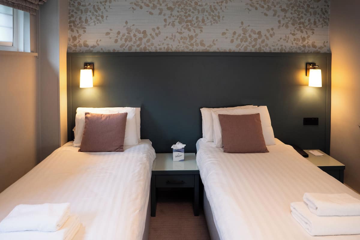 Chambre Standard avec lits jumeaux | Bureau, espace de travail pour ordinateur portable