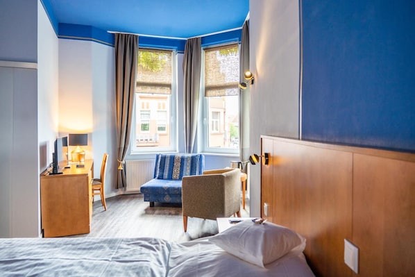 Minibar, alarm clocks