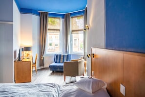 Minibar og vekkerklokke