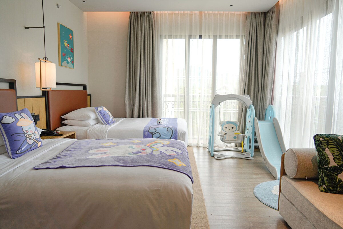 Kamer, 2 tweepersoonsbedden, roken | Luxe beddengoed, donsdekens, een minibar, een kluis op de kamer
