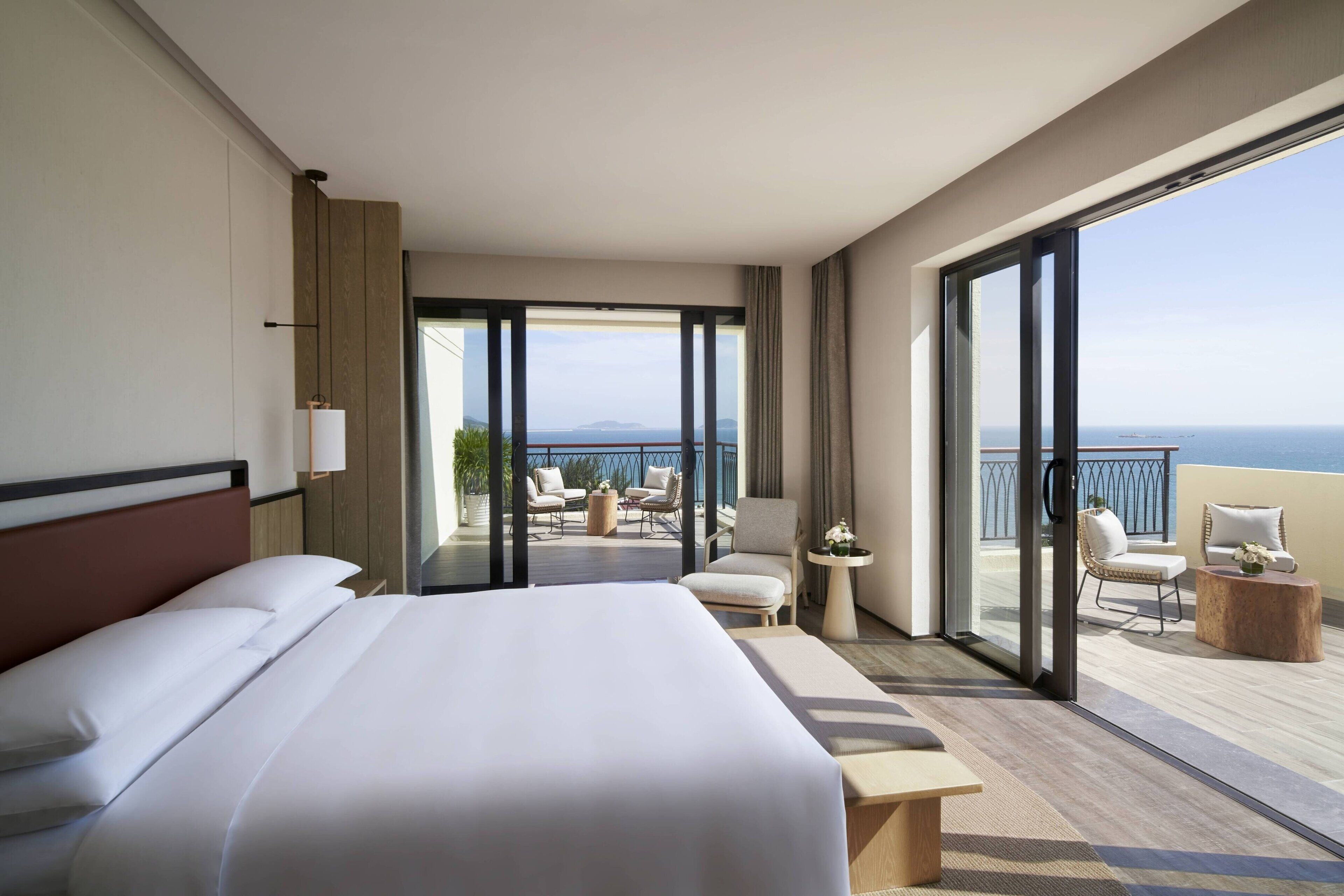 Suite Panoramique, 1 chambre, en front de mer | Literie de qualité supérieure, couette en duvet d'oie, minibar