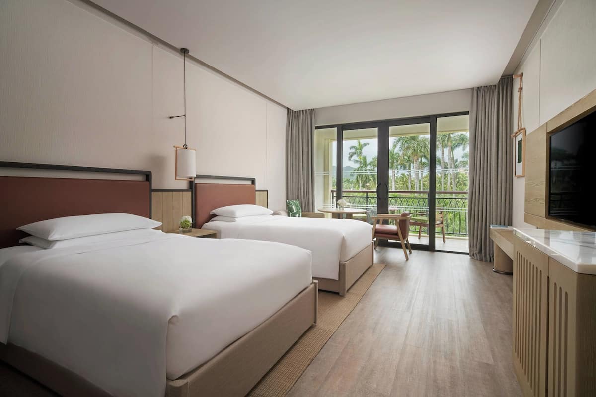 Premium bedding, down duvets, minibar, in-room safe