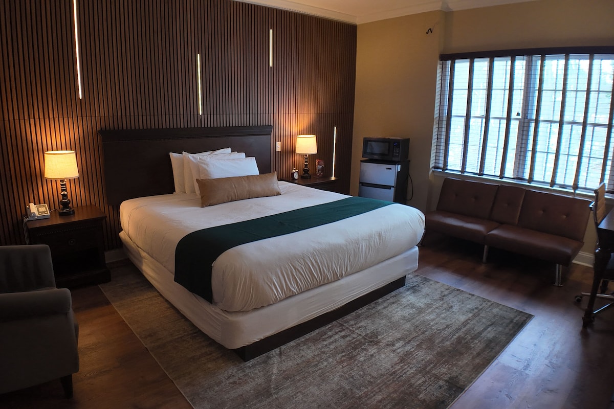 Deluxe Room | Desk, iron/ironing board (on request), WiFi (free)