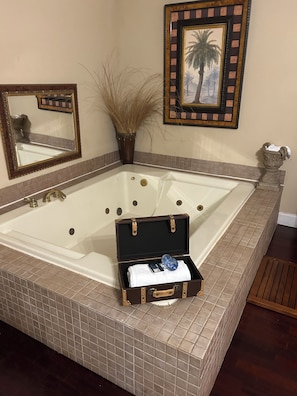 Luxury Suite, 1 Bedroom, Jetted Tub | Bathroom | Combined shower/tub, designer toiletries, hair dryer, towels - Colts Neck Inn Hotel (Colts Neck)
