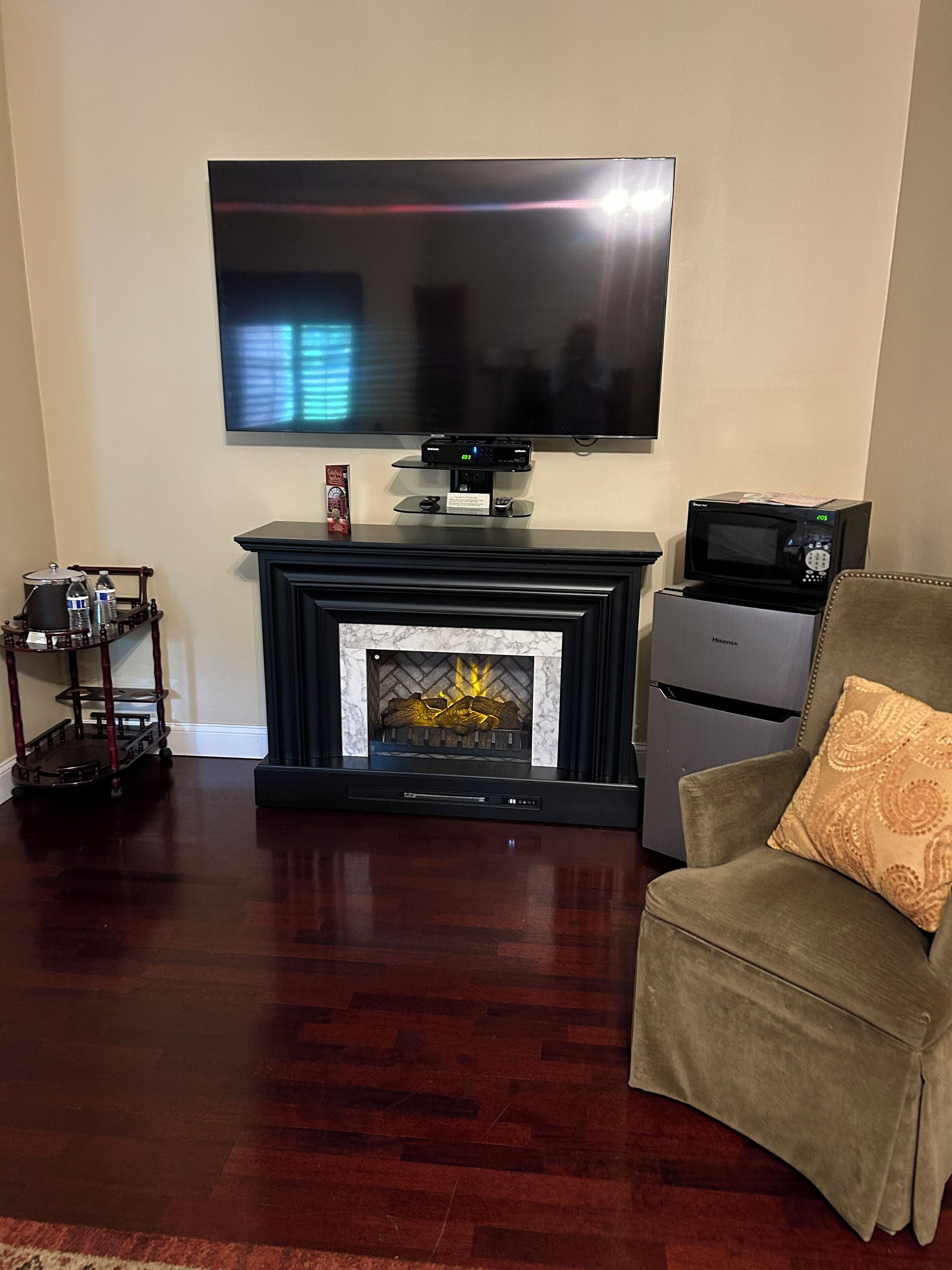 luxury suite, 1 bedroom, jetted tub | living area | 32-inch tv with cable channels