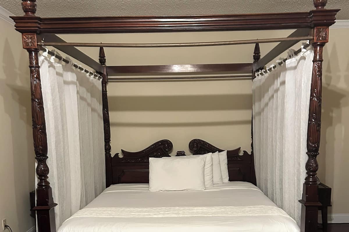 Luxury Suite, 1 Bedroom, Jetted Tub | Desk, iron/ironing board (on request), WiFi (free)